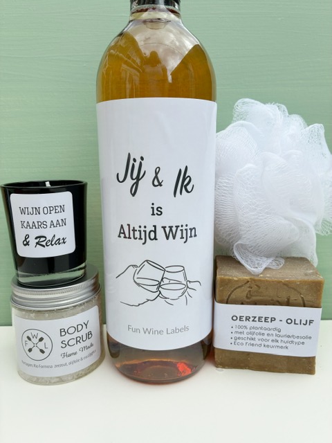 Stuur eens een origineel cadeau op naar je vriend/in! Met relax pakket bedankt waarin diverse verwen producten en een fles wijn met hilarisch wijnetiket