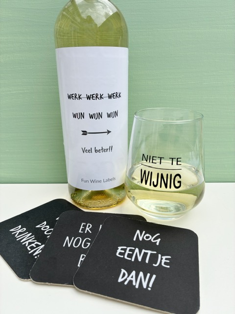 Stuur eens een origineel cadeau op! Kies voor Wijn & Glas Pakket Jarig en wij sturen hem voor je op naar een collega met humor. Snelle levering