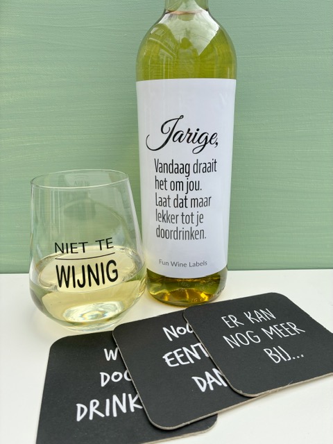 Stuur eens een origineel cadeau op! Kies voor Wijn & Glas Pakket Jarig en wij sturen hem voor je op naar een jarige job of jet die van wijn houdt.