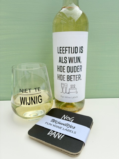 Stuur eens een origineel cadeau op! Kies voor Wijn & Glas Pakket Jarig en wij sturen hem voor je op naar een jarige job of jet die van wijn houdt.